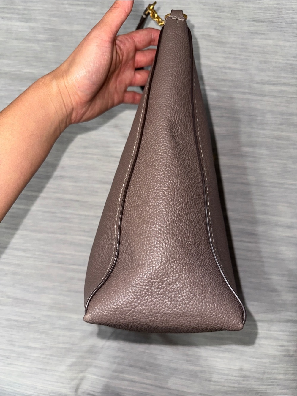 Tory Burch Taupe Carson Pebbled Leather Shoulder Slouchy Hobo Bag - Picture 11 of 17